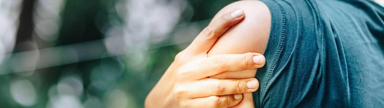 Artróza ramenního kloubu je doprovázena bolestí a nepohodlím v oblasti ramen