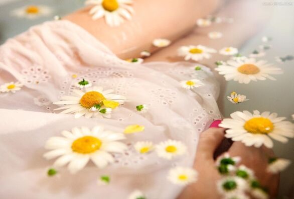U bederní osteochondrózy se doporučuje koupel s přídavkem květů heřmánku